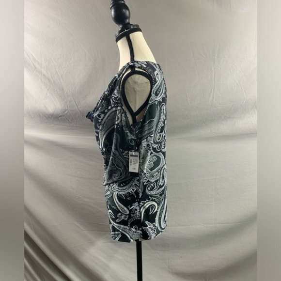 Black And White Paisley Sleeveless Top - Picture 3 of 5